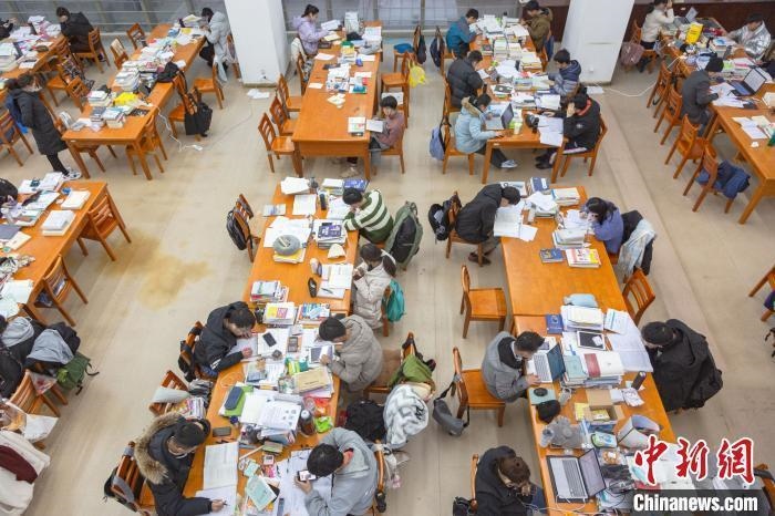 資料圖：南昌大學(xué)圖書館自習(xí)室內(nèi)，考生正在緊張復(fù)習(xí)?！⒘?攝
