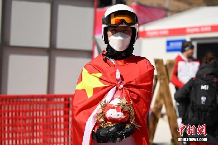 3月6日，中國選手梁景怡在賽后手捧吉祥物。當(dāng)日，北京2022年冬殘奧會殘奧高山滑雪男子超級大回轉(zhuǎn)-站姿決賽在國家高山滑雪中心舉行，中國選手梁景怡奪得冠軍。 <a target='_blank' href='/'>中新社</a>記者 劉冉陽 攝 　