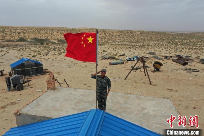 圖為每天升旗是謝寶民的必修課?！∈茉L者供圖