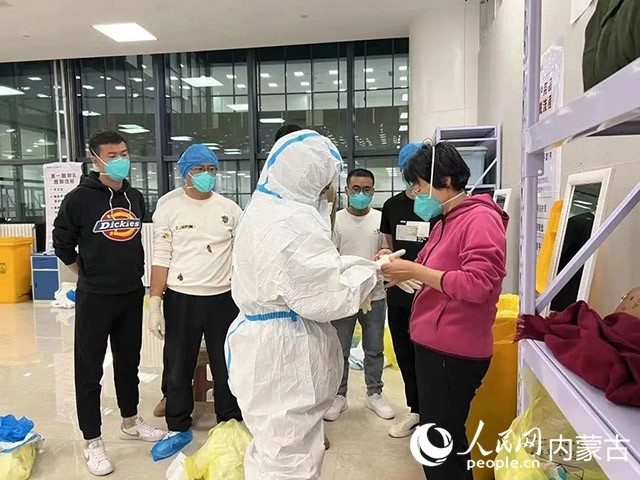 醫(yī)護(hù)人員正在方艙醫(yī)院工作。呼和浩特市第一醫(yī)院供圖
