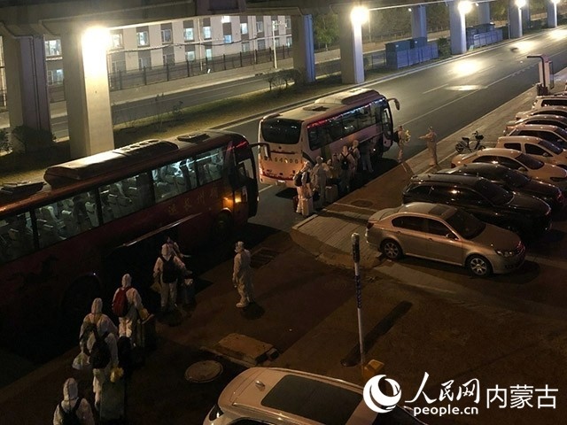 高校學(xué)生有序登車，前往隔離點。內(nèi)蒙古教育廳供圖