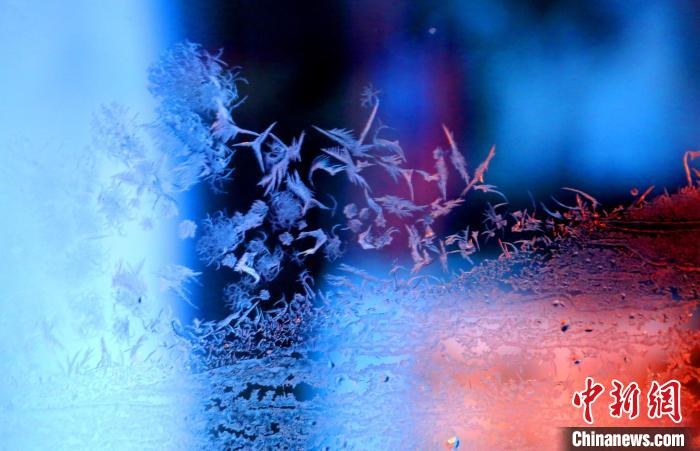 點(diǎn)點(diǎn)冰花像一個(gè)個(gè)小精靈?！O書程 攝