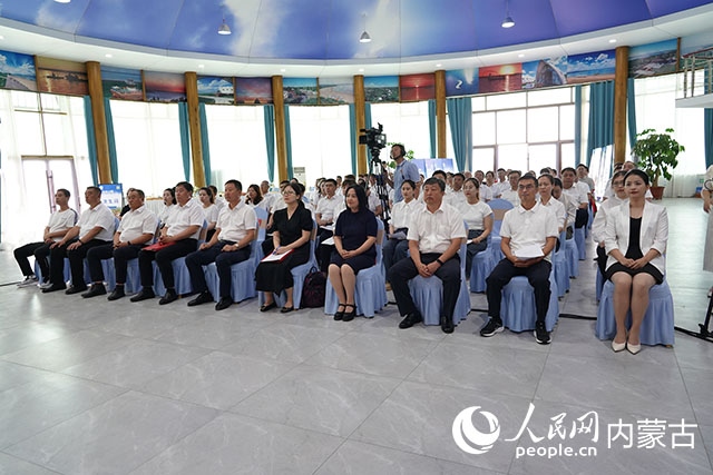 與會人員共同觀看科右中旗牛產業(yè)高質量發(fā)展專題片。苑曉睿攝