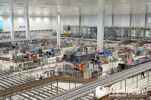 伊利健康谷液態(tài)奶生產(chǎn)基地。人民網(wǎng)記者 趙夢月攝