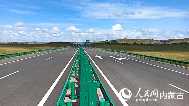 G1611經(jīng)棚至烏蘭布統(tǒng)高速公路項目。人民網(wǎng)記者 趙夢月攝
