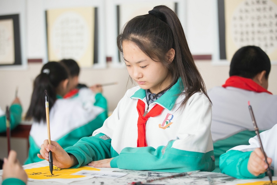 北重一小，學(xué)生正在書(shū)寫(xiě)毛筆字 (2).jpg