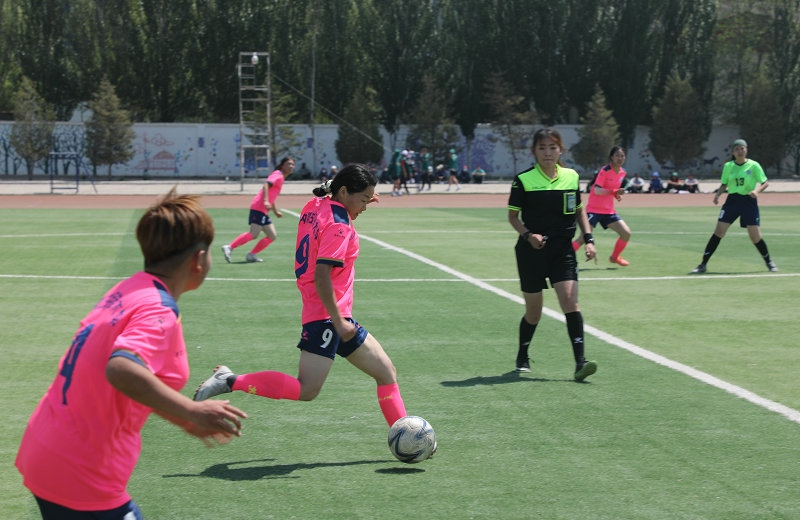 3.大學生足球聯(lián)賽本科組比賽現(xiàn)場，內(nèi)蒙古民族大學（粉色）對陣呼和浩特民族學院.JPG
