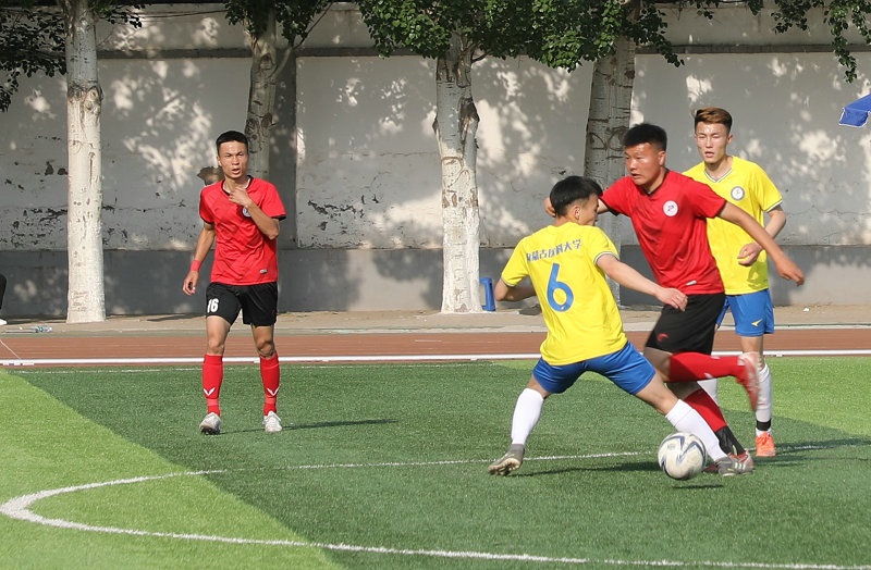 2.大學生足球聯(lián)賽本科組比賽現(xiàn)場，內(nèi)蒙古工業(yè)大學（紅色）對陣內(nèi)蒙古醫(yī)科大學.jpg