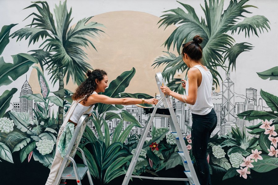 05. 藝術(shù)家梅慧欣、連佩汶與她們創(chuàng)作的壁畫作品.jpg