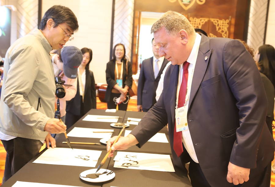 非遺、書法、文創(chuàng)齊亮相！2025年國(guó)家重要橋頭堡智庫(kù)論壇讓中外嘉賓讀懂北疆文化