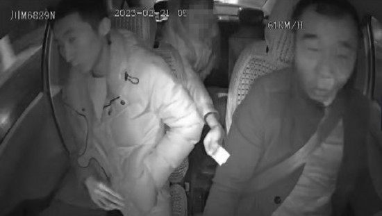 凌晨女子打車到江邊，并掏出百元大鈔給司機(jī)稱不用找了。資陽公安供圖