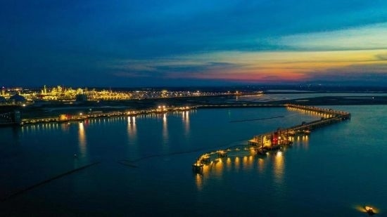 圖為中科煉化自建港口碼頭，30萬噸級(jí)原油泊位