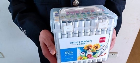 民警送上的馬克筆。資陽市公安供圖