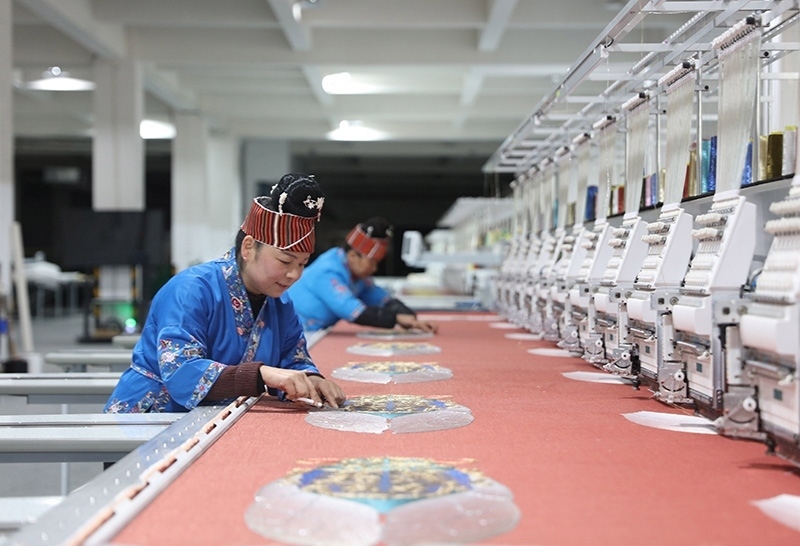 2023年2月13日，貴州省黔東南苗族侗族自治州施秉縣工業(yè)園區(qū)，工人在機(jī)繡車間作業(yè)。