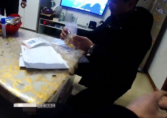 失主對照清單清點黃金等貴重物品。資陽市公安供圖