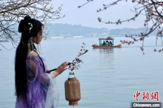 圖為游客在昆明湖畔游玩。<a target='_blank' data-cke-saved-href='/' href='/'><p align=