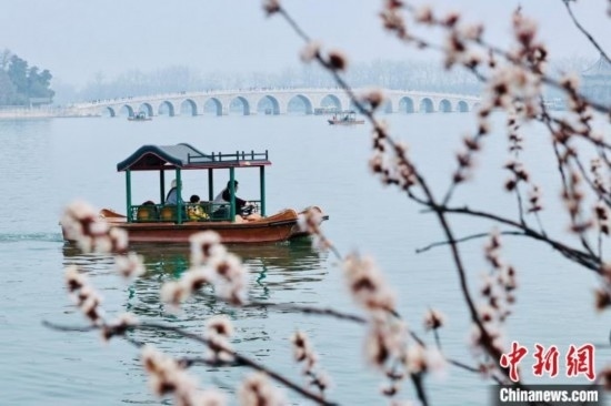 20日，頤和園游船開航。<a target='_blank' data-cke-saved-href='/' href='/'><p align=