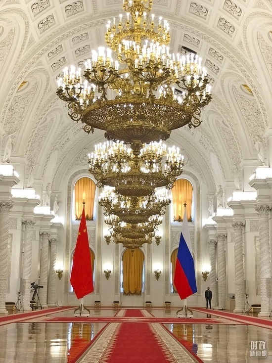 △克里姆林宮喬治大廳，習(xí)主席在這里同普京總統(tǒng)握手合影。（總臺(tái)央視記者石偉明拍攝）