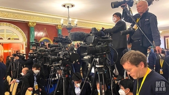 △等待中俄兩國(guó)元首共見記者的中外媒體同仁。（總臺(tái)央視記者段德文、李輝拍攝）