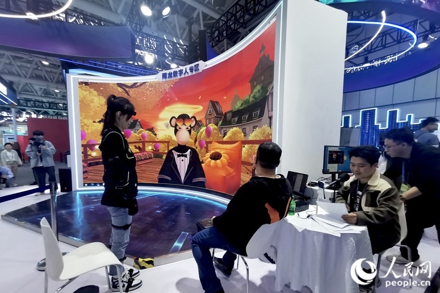 數(shù)字人主播“無聊猿”。人民網(wǎng) 葉青卿攝