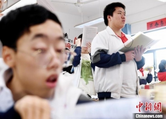 朱金祥(右)和鐘華強(qiáng)(左)正在加緊復(fù)習(xí)迎接高考。 卓忠偉 攝