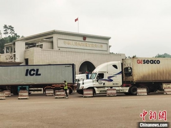 近日，位于中越邊境廣西憑祥市的友誼關(guān)口岸車(chē)水馬龍，裝載著東盟水果的跨境車(chē)輛來(lái)往不斷。黃艷梅 攝