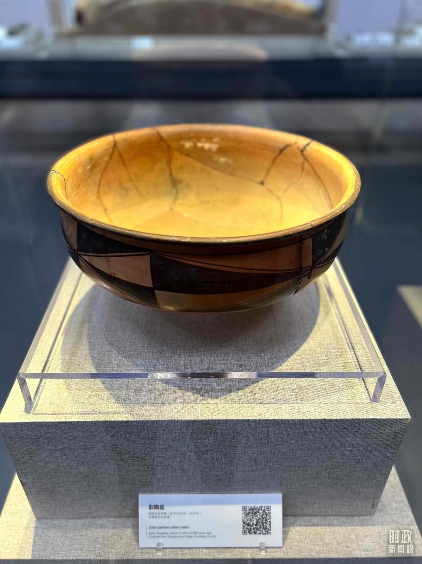 △運城博物館內(nèi)展出的仰韶文化早期的彩陶盆。（總臺央視記者邢彬拍攝）