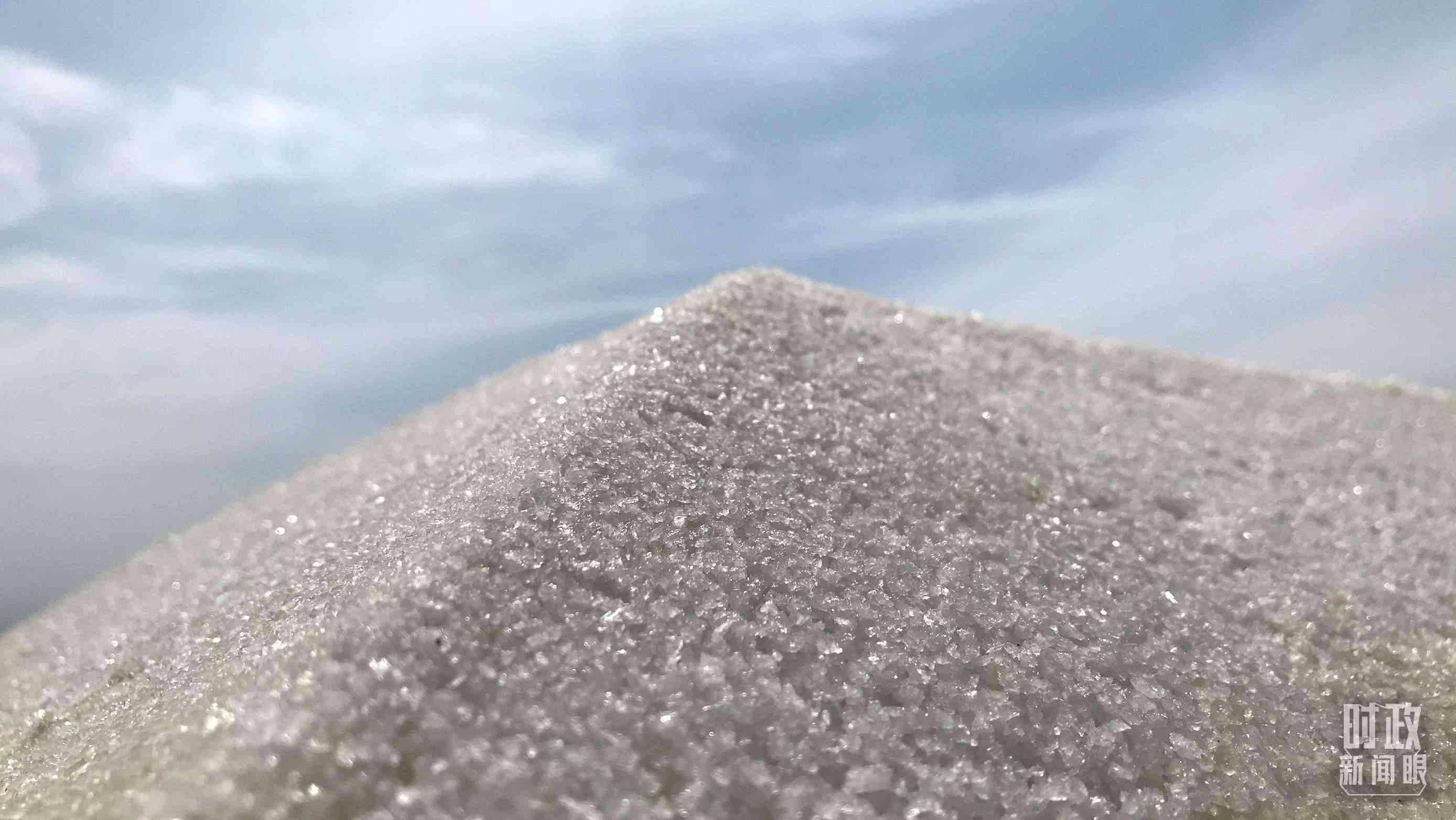 △鹽湖出產(chǎn)的河東大鹽。（總臺央視記者石偉明拍攝）