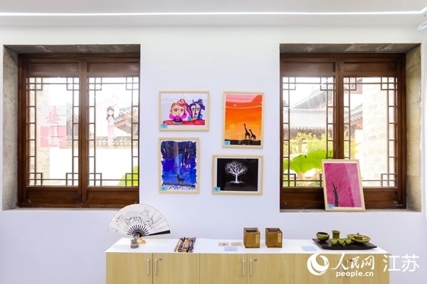 “棲棲小店”的文創(chuàng)產(chǎn)品展示廳。人民網(wǎng)記者 馬曉波攝