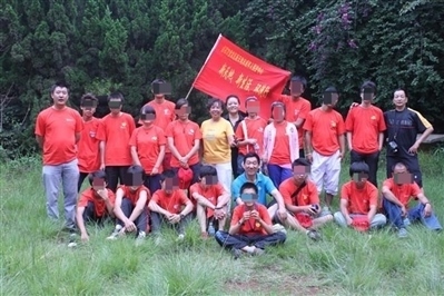 項目辦開展活動合影，喬海云（后排中，黑衣）和張月如（后排右一）