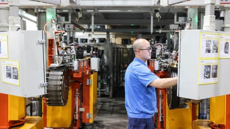 工作人員在貴州輪胎股份有限公司的“5G全連接工廠”成型區(qū)作業(yè)（2022年5月17日攝）。新華社記者 歐東衢 攝