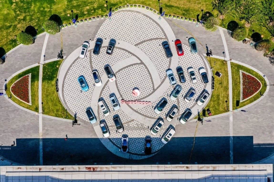 峰會(huì)戶外整車展示區(qū)俯瞰圖。（受訪者供圖）