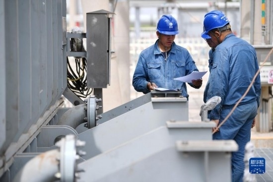 5月27日，電力工人在工程現(xiàn)場進(jìn)行檢修作業(yè)。