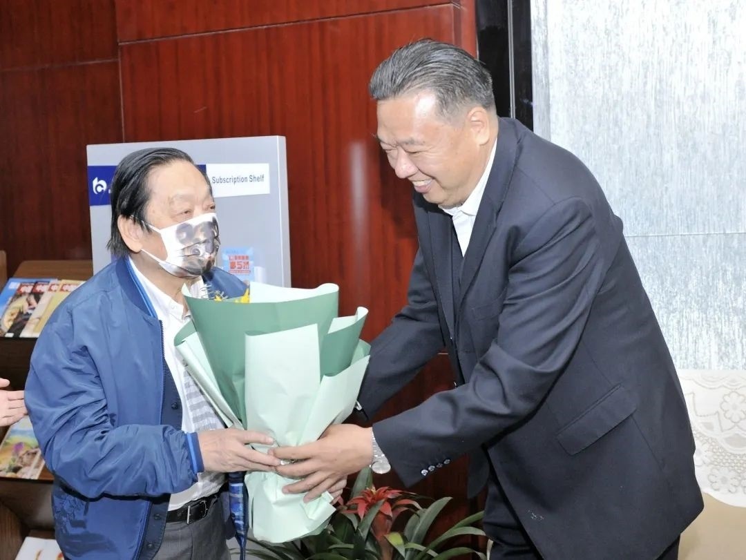 ▲青海省政協(xié)副主席、青海省林草局黨組書記、局長、祁連山國家公園青海省管理局局長李曉南在機場迎接韓美林