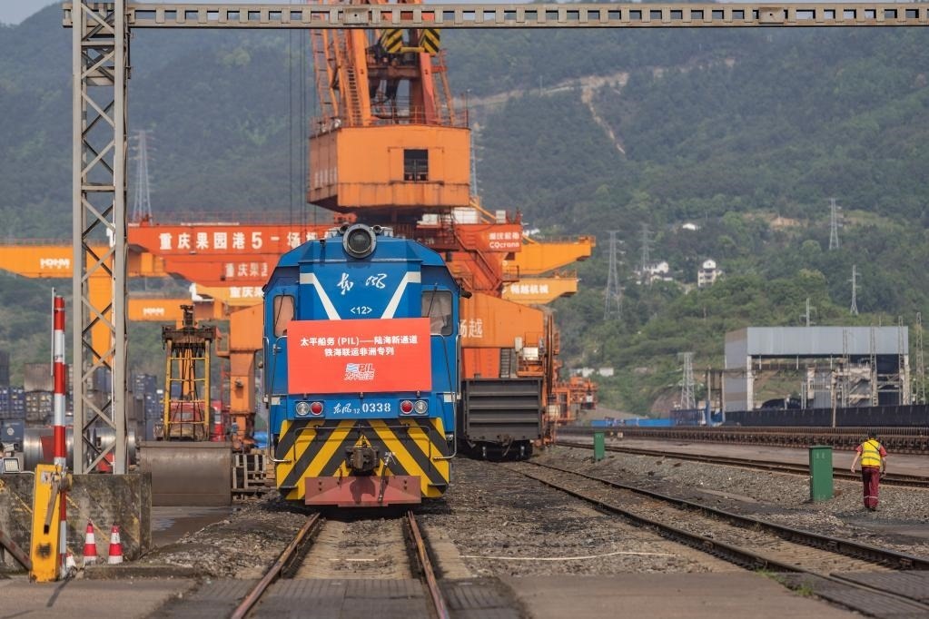 這是2023年4月27日，太平船務(wù)——西部陸海新通道江鐵海聯(lián)運(yùn)非洲專列在重慶果園港魚嘴站等待發(fā)車。