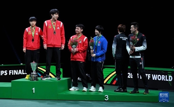 5月26日，冠軍中國(guó)組合王楚欽（左二）/孫穎莎（左一）與季軍中國(guó)組合林詩(shī)棟（左三）/蒯曼（左四）、中國(guó)香港組合黃鎮(zhèn)廷（右一）/杜凱琹在頒獎(jiǎng)儀式后交流。新華社記者 陶希夷攝