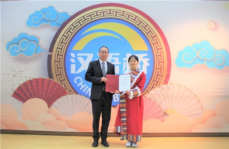 中國銀行首爾分行行長周建軍為大學(xué)生組冠軍頒獎并頒發(fā)就業(yè)證書。首爾孔子學(xué)院供圖