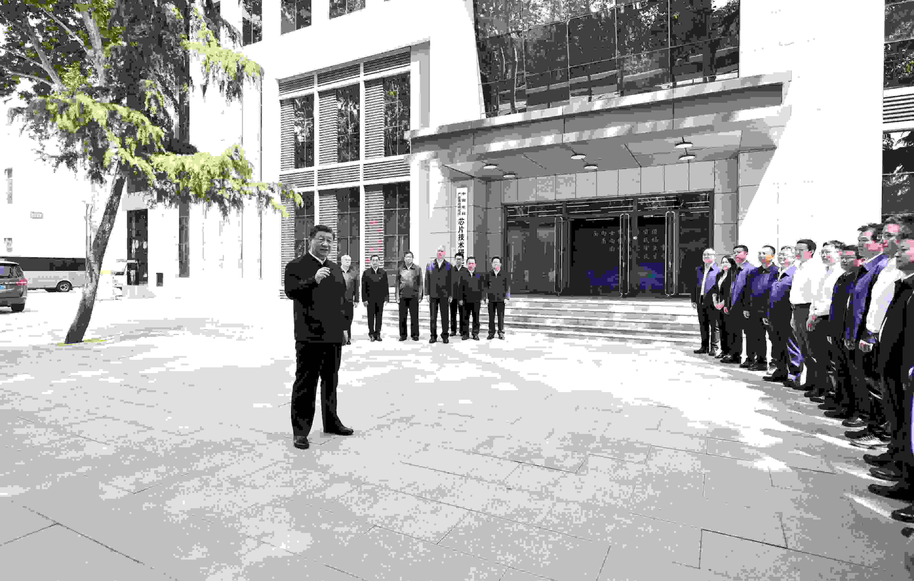 △2023年5月12日，習(xí)近平總書記在中國電科產(chǎn)業(yè)基礎(chǔ)研究院同科技工作者交流。