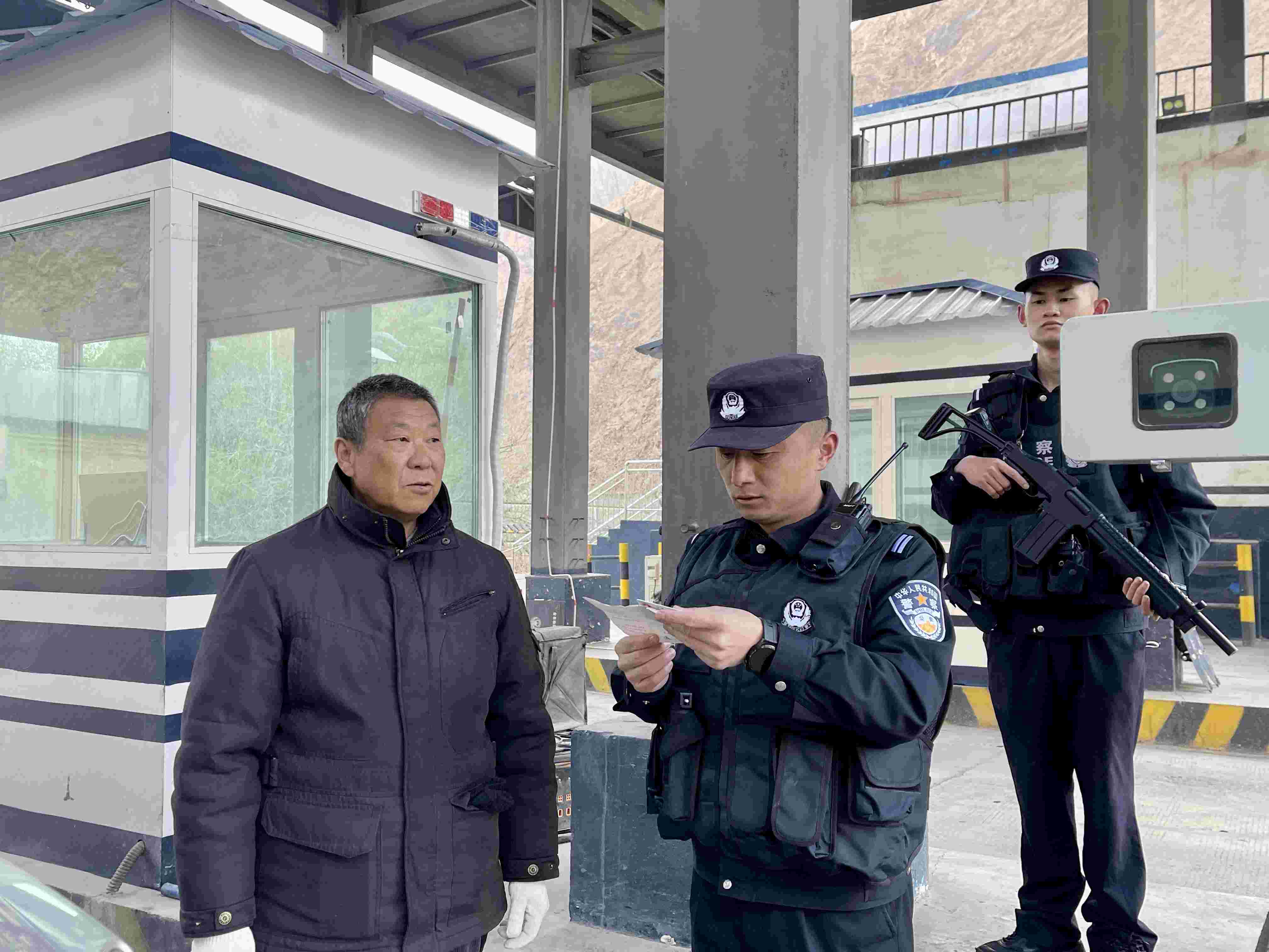 在庫(kù)地邊境檢查站，陳暢核對(duì)進(jìn)出邊境管理區(qū)人員信息。人民網(wǎng) 周靜圓攝