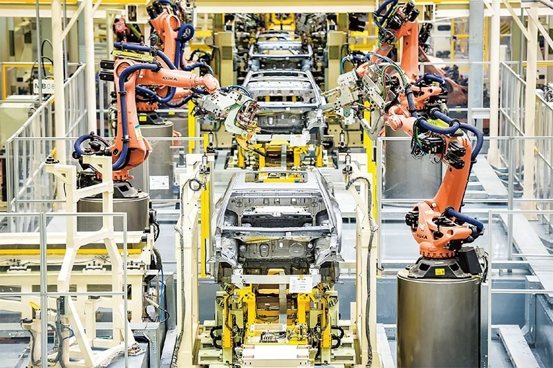 發(fā)展新能源汽車是我國從汽車大國邁向汽車強國的必由之路。2022年中國新能源汽車產(chǎn)銷分別實現(xiàn)705.8萬輛和688.7萬輛，連續(xù)8年位居世界第一。圖為廣汽埃安第一智造中心焊裝車間正在熱火朝天地生產(chǎn)。 廣汽埃安新能源汽車股份有限公司供圖