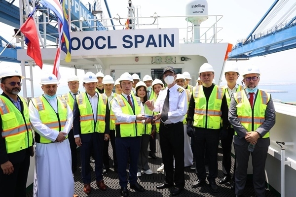 圖為與會(huì)嘉賓參觀“東方西班牙”輪。中遠(yuǎn)海運(yùn)港口阿布扎比碼頭供圖