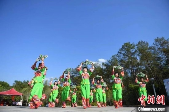 市民在跳廣場(chǎng)舞。 唐小晴 攝