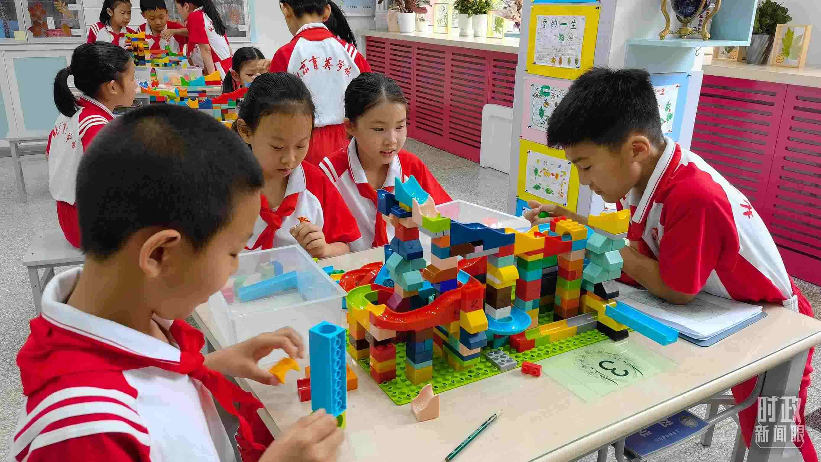 △正在搭建過山車模型的學(xué)生們。（總臺(tái)央視記者石丞拍攝）
