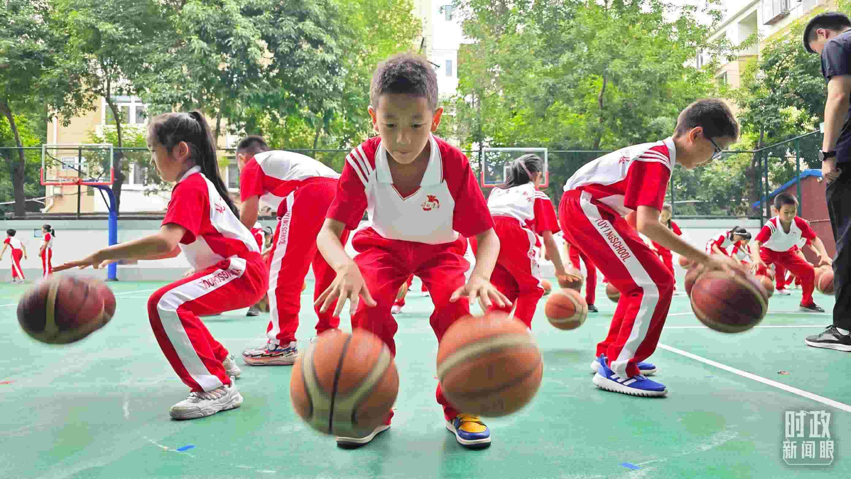 △學(xué)生正在打籃球。（總臺(tái)央視記者彭漢明拍攝）