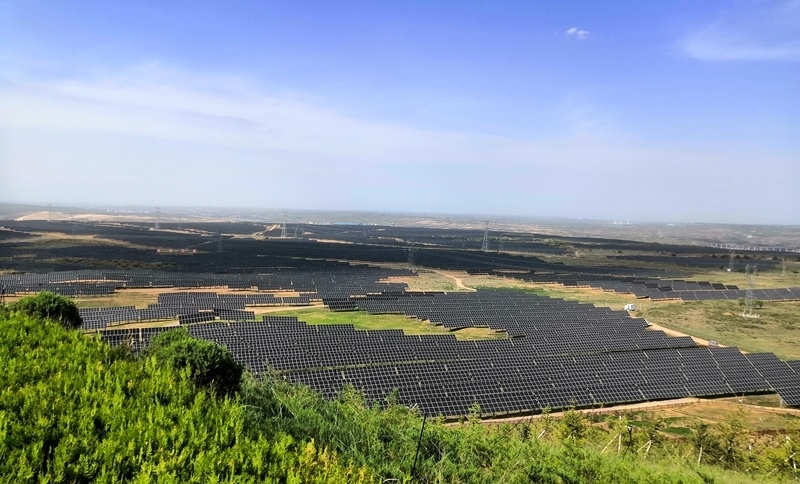 伊金霍洛旗天驕綠能50萬(wàn)千瓦采煤沉陷區(qū)生態(tài)治理光伏發(fā)電示范項(xiàng)目一角。人民網(wǎng)記者 孫博洋攝