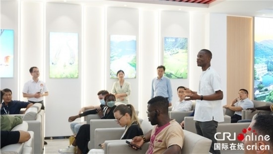 “一帶一路”國際青年走進信陽羅山 看“紅”“綠”資源助力鄉(xiāng)村未來_fororder_“一帶一路”國際青年采風團成員現(xiàn)場提問 攝影 賈親親.JPG