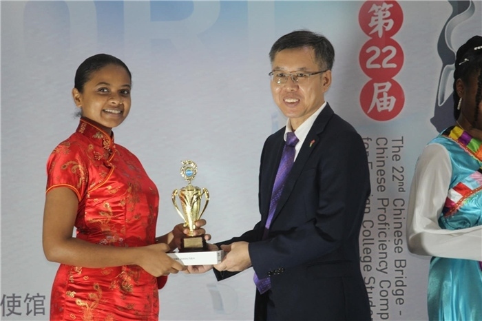 陳錫來參贊為獲獎選手頒發(fā)二等獎。圭亞那大學(xué)孔子學(xué)院供圖