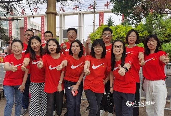 6月7日一早，陽光明媚，天氣涼爽，在長春市第八十七中學(xué)，考生們正陸續(xù)進(jìn)入考場。親友團(tuán)為參加高考的學(xué)子們加油鼓勁。人民網(wǎng)記者 王帝元攝