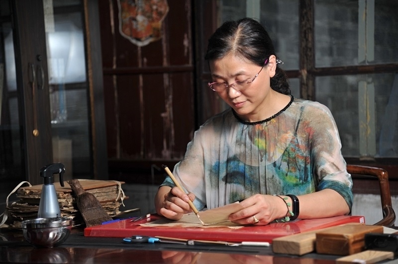 天一閣古籍修復(fù)師工作場(chǎng)景。天一閣博物院供圖