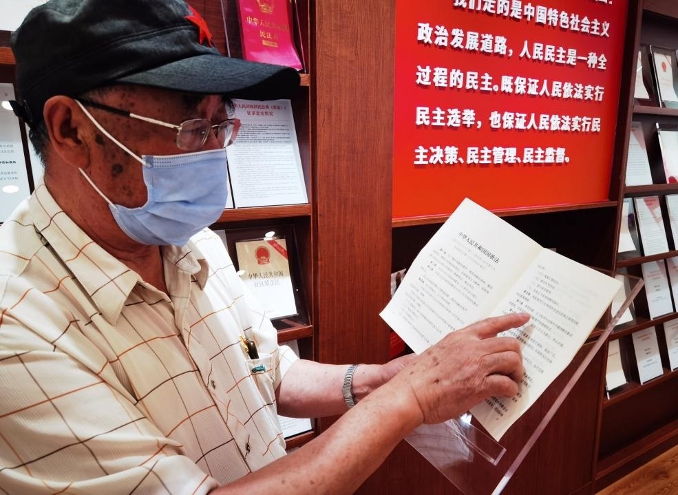 夏云龍給記者展示國歌法修改的內(nèi)容。人民網(wǎng)記者 唐小麗攝